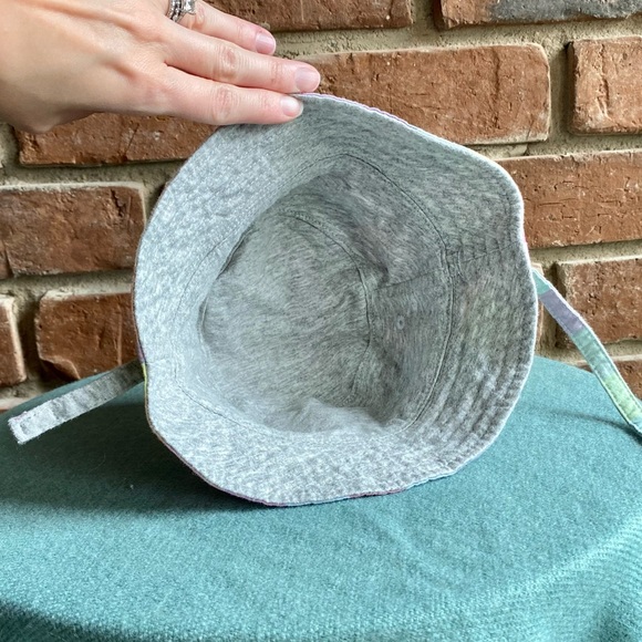 6-12M Gap Reversible Hat - Grey and Rainbow Plaid - Picture 4 of 9